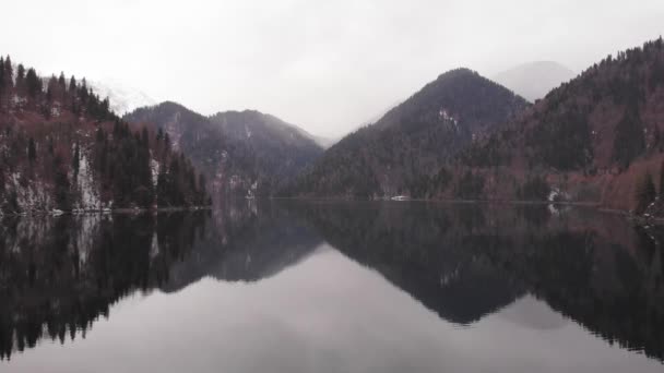 Terbang di atas permukaan air dari danau pegunungan. Danau dan pegunungan, alam yang indah. pemandangan udara Danau di Musim Dingin, pandangan Drone — Stok Video