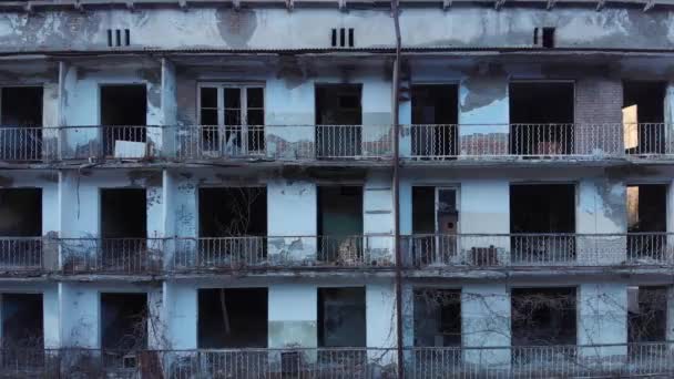 Una casa abandonada, el resultado de un desastre, conflicto o crisis económica. La gente abandonó sus posesiones. La naturaleza captura y destruye edificios humanos — Vídeo de stock