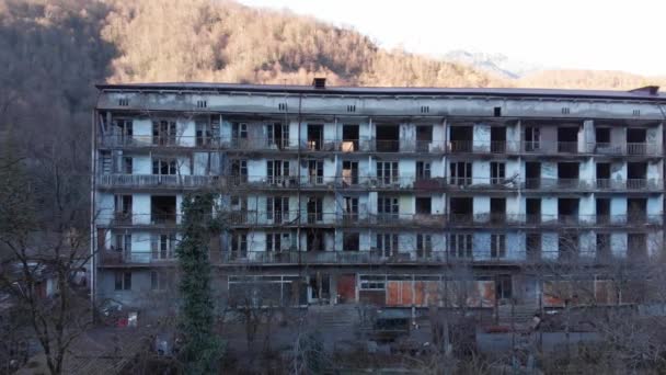 An abandoned house, the result of a disaster, conflict, or economic crisis. People abandoned their possessions. Nature captures and destroys human buildings — Stock Video