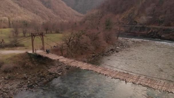 Παλιά Ξύλινη Κρεμαστή Γέφυρα Πάνω Από Ένα Ορεινό Ποτάμι Θέα — Αρχείο Βίντεο