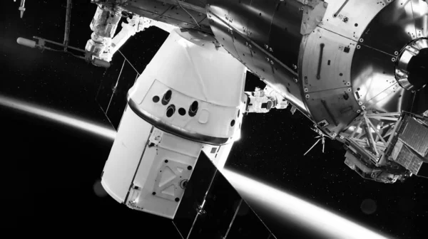 La nave espacial SpaceX Crew Dragon está acoplada a la Estación Espacial. Elementos de esta imagen proporcionados por la NASA —  Fotos de Stock