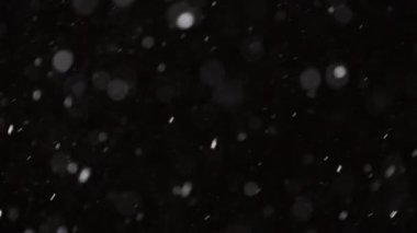 Güzel Gerçek Kar, 4K yavaş çekimde izole edilmiş bir şekilde telefoto merceğiyle mükemmel bir bokeh ile çekilmiş. Besteleme, hareket grafikleri, büyük ve küçük kar için derecelendirilmemiş görüntüler