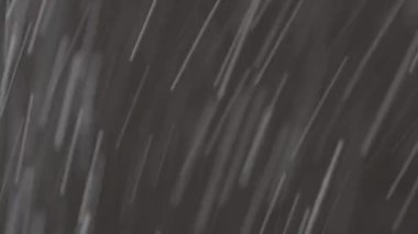 Güzel Real yağan kar 8K, ProRes 422, derecelendirilmemiş C-LOG 10 bit siyah zemin üzerinde izole. Mükemmel bokeh 'li bir telefoto lensi, besteleme görüntüleri, hareketli grafikler.