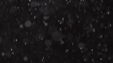 Güzel Gerçek Kar, 4K yavaş çekimde izole edilmiş bir şekilde telefoto merceğiyle mükemmel bir bokeh ile çekilmiş. Besteleme, hareket grafikleri, büyük ve küçük kar için derecelendirilmemiş görüntüler