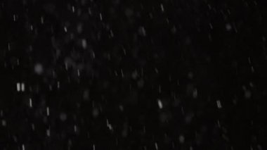 Güzel Gerçek Kar, 4K yavaş çekimde izole edilmiş bir şekilde telefoto merceğiyle mükemmel bir bokeh ile çekilmiş. Besteleme, hareket grafikleri, büyük ve küçük kar için derecelendirilmemiş görüntüler