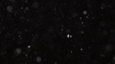 Güzel Gerçek Kar, 4K yavaş çekimde izole edilmiş bir şekilde telefoto merceğiyle mükemmel bir bokeh ile çekilmiş. Besteleme, hareket grafikleri, büyük ve küçük kar için derecelendirilmemiş görüntüler