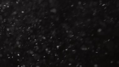 Güzel Gerçek Kar, 4K yavaş çekimde izole edilmiş bir şekilde telefoto merceğiyle mükemmel bir bokeh ile çekilmiş. Besteleme, hareket grafikleri, büyük ve küçük kar için derecelendirilmemiş görüntüler
