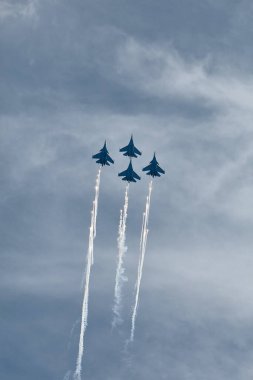 Rus Hava Kuvvetleri, Rus Şövalyeleri akrobatik takımının performansı. Sukhoi Su-30SM uçaklarında, NATO kod adı Flanker-C Uluslararası Askeri-Teknik Forum-2020. 09.25.2020, Moskova, Rusya