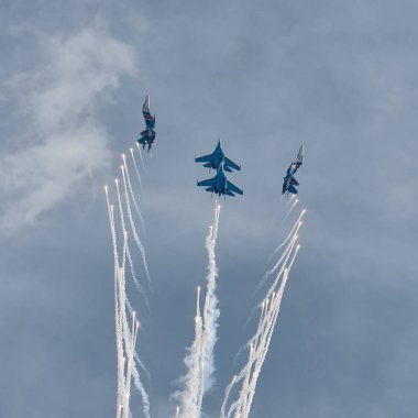 Rus Hava Kuvvetleri, Rus Şövalyeleri akrobatik takımının performansı. Sukhoi Su-30SM uçaklarında, NATO kod adı Flanker-C Uluslararası Askeri-Teknik Forum-2020. 09.25.2020, Moskova, Rusya