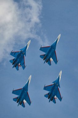 Rus Hava Kuvvetleri, Rus Şövalyeleri akrobatik takımının performansı. Sukhoi Su-30SM uçaklarında, NATO kod adı Flanker-C Uluslararası Askeri-Teknik Forum-2020. 09.25.2020, Moskova, Rusya