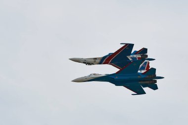 Rus Hava Kuvvetleri, Rus Şövalyeleri akrobatik takımının performansı. Sukhoi Su-30S uçaklarında, NATO kod adı Flanker-E Uluslararası Askeri-Teknik Forum-2020. 09.25.2020, Moskova, Rusya