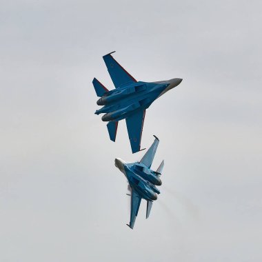 Rus Hava Kuvvetleri, Rus Şövalyeleri akrobatik takımının performansı. Sukhoi Su-30S uçaklarında, NATO kod adı Flanker-E Uluslararası Askeri-Teknik Forum-2020. 09.25.2020, Moskova, Rusya