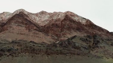 Moğolistan 'daki dağların havadan görünüşü. Vadide bozkır ve güzel renkli dağlar. 4k, 10 bit..