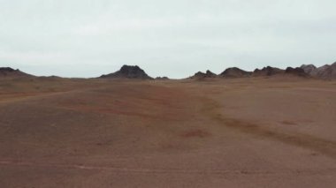 Moğolistan 'ın basamakları, Gobi çölünün havadan görünüşü. 4k, 10 bit..