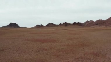 Moğolistan 'ın basamakları, Gobi çölünün havadan görünüşü. 4k, 10 bit..