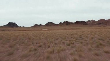 Moğolistan 'ın basamakları, Gobi çölünün havadan görünüşü. 4k, 10 bit..