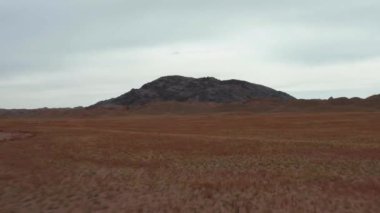 Moğolistan 'ın basamakları, Gobi çölünün havadan görünüşü. 4k, 10 bit..