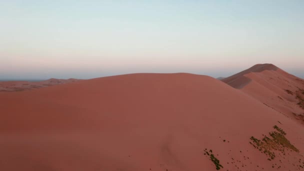太阳升起在沙漠的沙丘上 空中的景色 戈壁沙漠的沙丘 10位 — 图库视频影像
