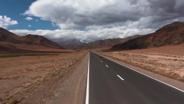 Hermoso Camino Pavimentado Las Montañas Nueva Carretera Paisaje Montaña Naturaleza — Vídeo de stock