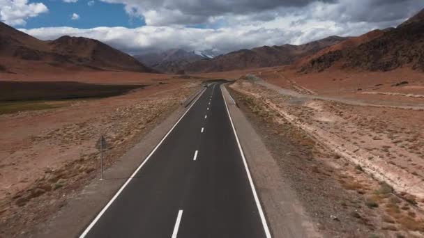 山の中で美しい舗装道路 新しい高速道路だ 野生の山の風景です 砂漠を巡るロードトリップ — ストック動画