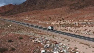 Araba yola çıkıyor. Dağlarda güzel asfalt yollar var. Yeni otoyol. Vahşi doğadaki dağ manzarası. Çölde yol gezisi.
