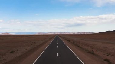 Dağlarda güzel asfalt yollar var. Yeni otoyol. Vahşi doğadaki dağ manzarası. Çölde yol gezisi.