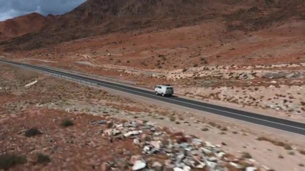 Carro Vai Para Estrada Estrada Pavimentada Bonita Nas Montanhas Nova — Vídeo de Stock