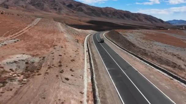 Carro Vai Para Estrada Estrada Pavimentada Bonita Nas Montanhas Nova — Vídeo de Stock