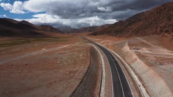 Bella Strada Asfaltata Montagna Nuova Autostrada Paesaggio Montano Natura Viaggio — Video Stock