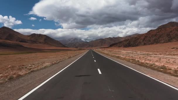 美丽的山路铺满了柏油 新公路 野外的山地景观 穿越沙漠的公路旅行 — 图库视频影像