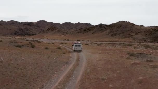 汽车在山间的土路上行驶 山中美丽的野路 野外山水 穿越沙漠的道路 空中风景 — 图库视频影像