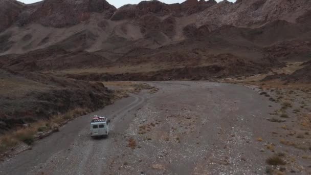 Voiture Sur Chemin Terre Parmi Les Montagnes Belle Route Sauvage — Video