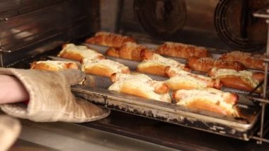 Fırındaki hamurda sosis. Küçük bir pastanede fast food pişirme işlemi