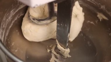 Çökme Hamuru. Baker hamuru hamurla karıştırmak için hazırlıyor, yavaş çekim 100 fp.