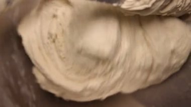 Çökme Hamuru. Baker hamuru hamur mikserine hazırlıyor, yavaş çekim 100 fps, dikey video