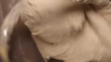 Çökme Hamuru. Baker hamuru hamur mikserine hazırlıyor, yavaş çekim 100 fps, dikey video
