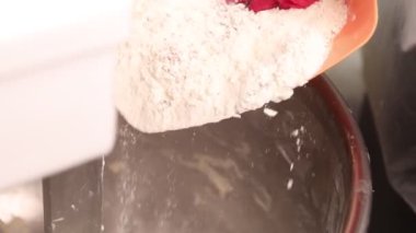 Hamuru yoğurmak için malzeme ekliyorum. Kneading Dough, Baker hamuru hamur karıştırıcıda hazırlıyor, yavaş çekimde 100 fp