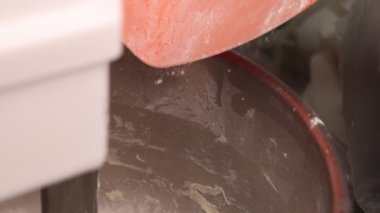Hamuru yoğurmak için malzeme ekliyorum. Kneading Dough, Baker hamuru hamur karıştırıcıda hazırlıyor, yavaş çekimde 100 fp