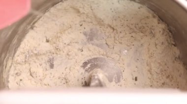 Hamuru yoğurmak için malzeme ekliyorum. Kneading Dough, Baker hamuru hamur karıştırıcıda hazırlıyor, yavaş çekimde 100 fp