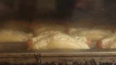 Fırındaki hamurda sosis. Küçük bir pastanede fast food pişirme işlemi