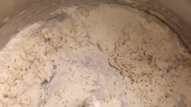 Přidávání přísad na hnětení těsta. Kneading těsto, pekař připravuje těsto na chleba v těstíčku, zpomalení 100 fps — Stock video