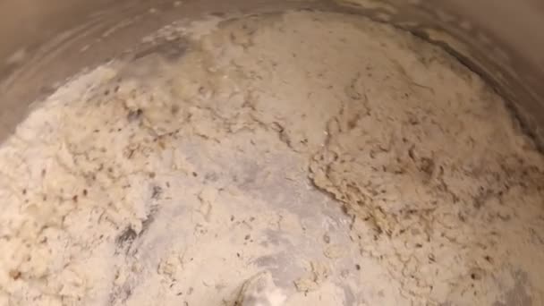 Lägga till ingredienser för knådning av degen. Knådning deg, Baker förbereda degen för bröd i en degblandare, slow motion 100 fps — Stockvideo