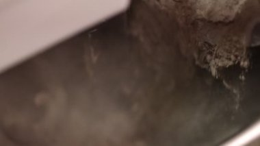 Hamuru yoğurmak için malzeme ekliyorum. Kneading Dough, Baker hamuru hamur karıştırıcıda hazırlıyor, yavaş çekim 100 fps, derecelendirilmemiş video