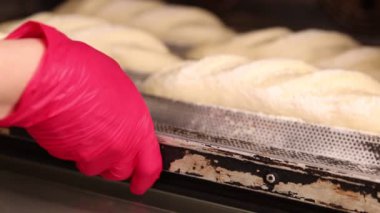 Fabrikadaki fırın işlemleri. Fırın faaliyeti. Pişmeden önce ekmek hamuru hazırlama işlemi. Fırında ekmek var. Fırında ağır çekimde çalışmak 100 fps. derecelendirilmemiş video