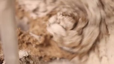 Sıvının yüzeyinde kabarcıklar var. Soyut Siyah Arkaplan Sıvı Doku