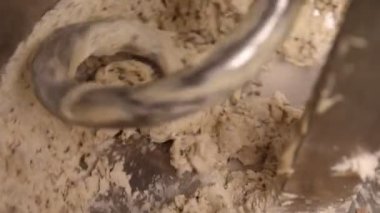 Çökme Hamuru. Baker hamuru hamur mikserine hazırlıyor, yavaş çekim 100 fps, derecelendirilmemiş video