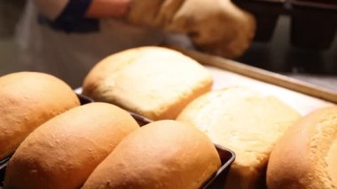 Küften ekmek çıkarıyorum. Fabrikadaki fırın işlemleri. Fırın faaliyeti. Fırında ağır çekimde çalışmak 100 fps. derecelendirilmemiş video