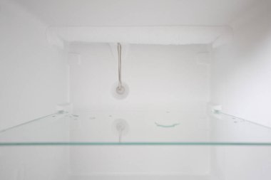 Boş bir buzdolabı. Boş, temiz bir buzdolabının içinde, çözündükten sonra bir buzdolabı bölmesi.