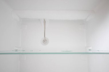 Boş bir buzdolabı. Boş, temiz bir buzdolabının içinde, çözündükten sonra bir buzdolabı bölmesi.