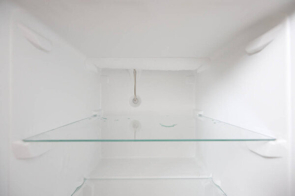 Пустой холодильник. Внутри пустого, чистого холодильника, холодильного отсека после размораживания